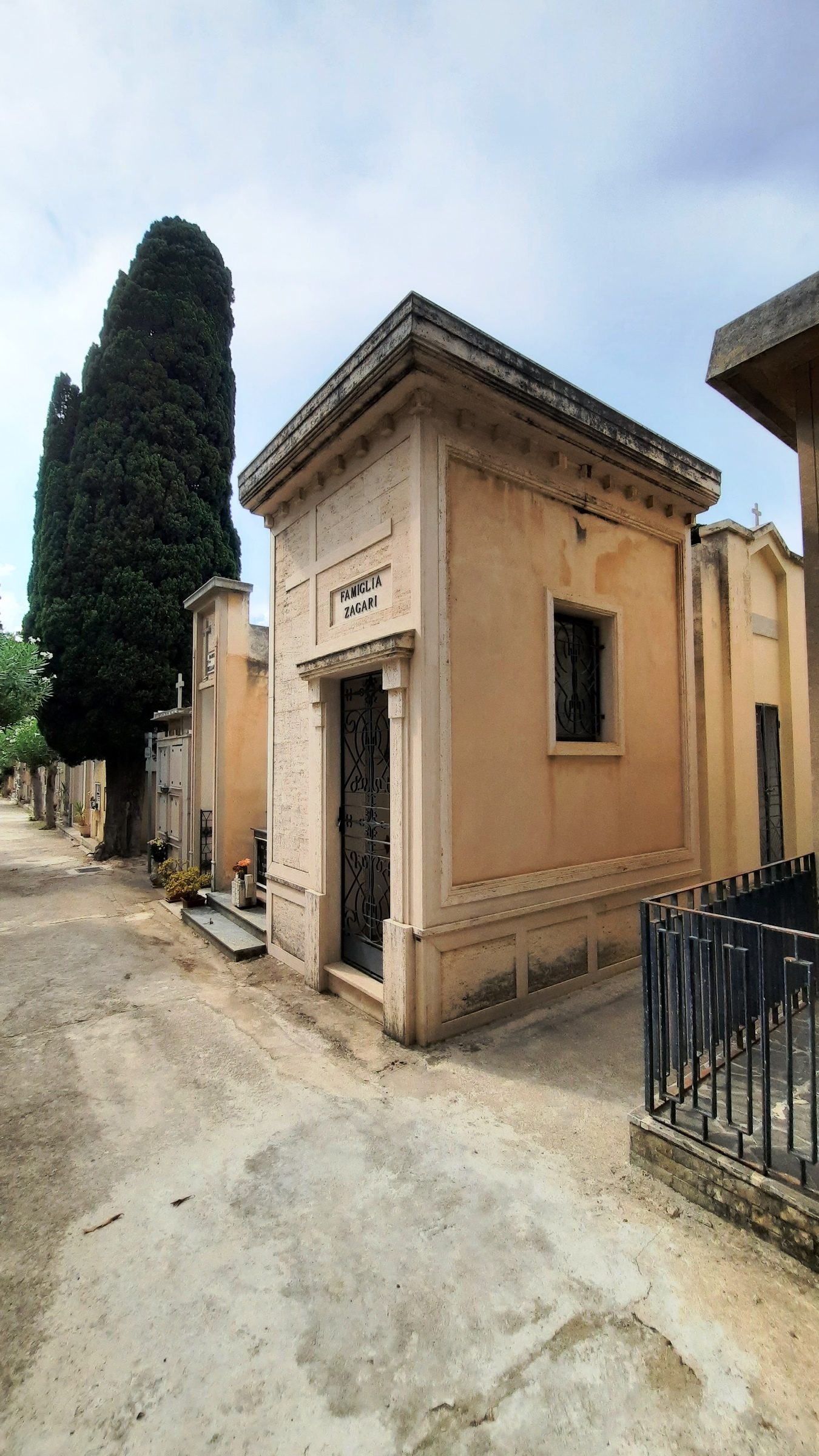 Giuseppe Zagari's tomb, Scilla - 01.jpg